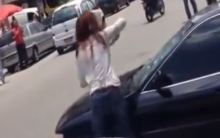 Mulher destrói Carro com Golpes de Martelo – Vídeo