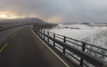 Ponte Utilizada Por Turistas Na Noruega, Não Sofreu Abalos Após A Tempestade ou Tormenta Dagmar Em 28/12/2011.