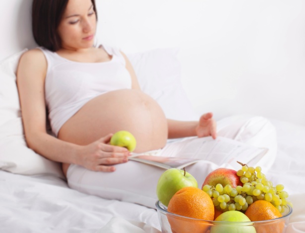 gravida-comendo-fruta