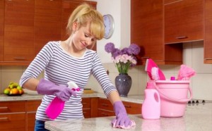 mulher-limpando-a-casa