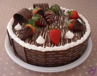 bolo-aniversario-decorado-chocolate-morango