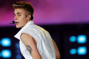 Cantor Justin Bieber Abandona Show em São Paulo Após Ser Atingido Por Objeto – Saiba Mais e Vídeo