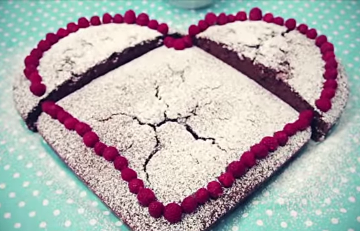 Bolo em Forma de Coração Com Gotas de Chocolate – Receita e Vídeo