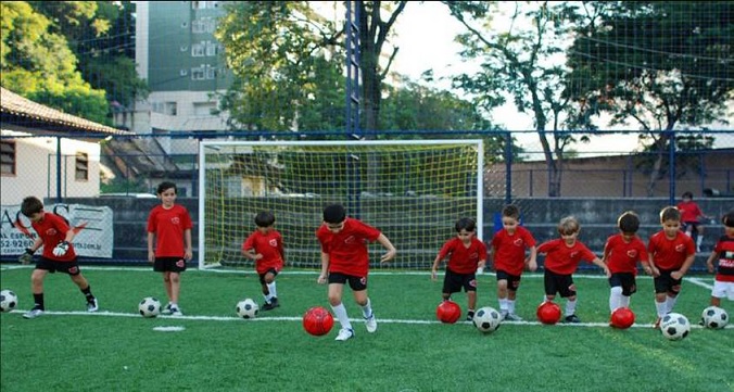 Escolinha de Futebol Para Crianças . Beneficios